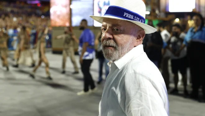 Acadêmicos de Niterói é rebaixada e juristas repudiam desfile em homenagem a Lula