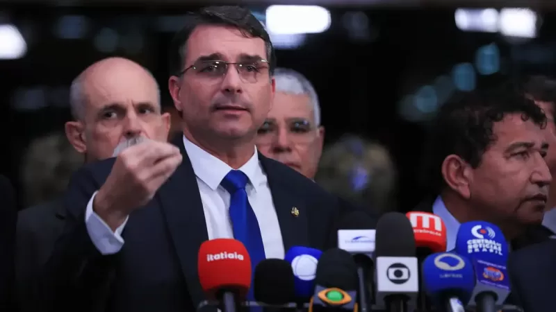 Justiça derruba suspensão do post de Flávio sobre “Partidos dos Traficantes”