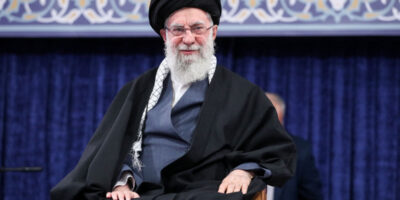 Povo comemora nas ruas a morte de Ali Khamenei, líder supremo do Irã