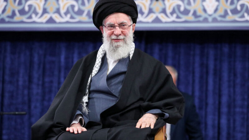 Povo comemora nas ruas a morte de Ali Khamenei, líder supremo do Irã