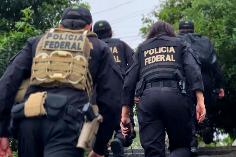 Polícia Federal faz operação contra policiais civis suspeitos de extorquir traficantes no Rio
