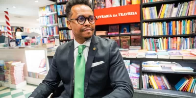 ‘Favela não é estética’: Rafael Satiê lança segundo livro sobre comunidades do Rio em livraria lotada