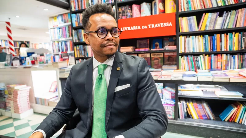 ‘Favela não é estética’: Rafael Satiê lança segundo livro sobre comunidades do Rio em livraria lotada