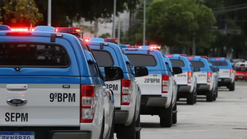 PM apreende fuzis, granadas e carro blindado em operações na Gardênia Azul e no Anil
