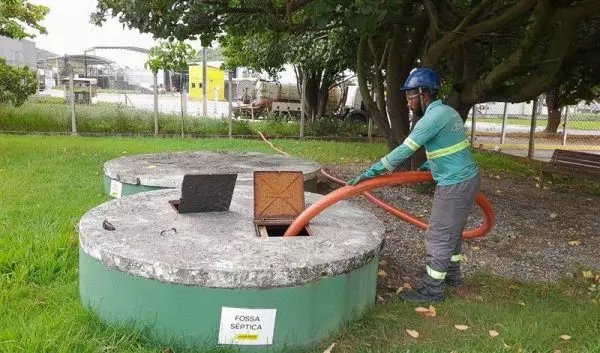 Descarte incorreto de óleo de cozinha entope redes e ameaça o meio ambiente