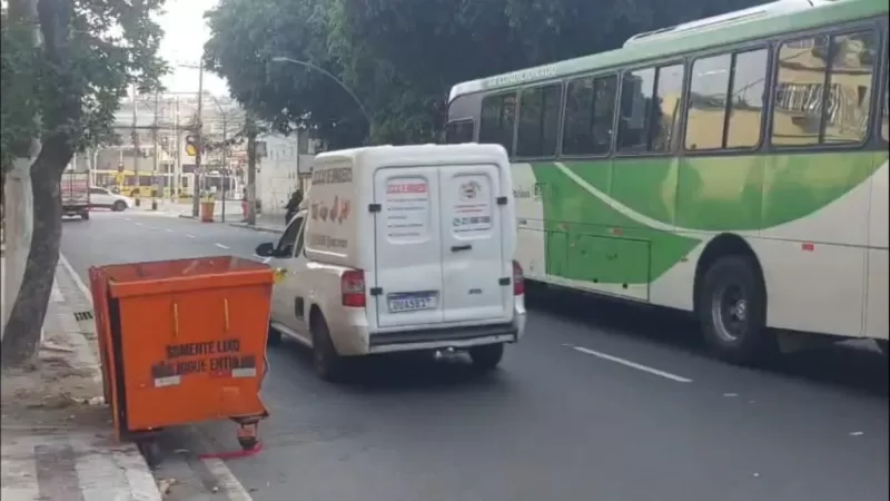Acúmulo de lixo, mau cheiro e moscas: moradores reclamam das caçambas da Comlurb no Rio