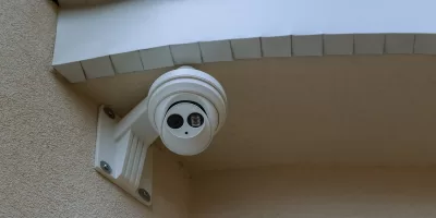 Alerj vota projeto que regula a instalação de câmeras em imóveis para aluguel ou temporada no Rio