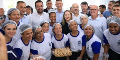 Castro inaugura Faetec em Araruama e elogia prefeita Daniela Soares: ‘jovem educadora’