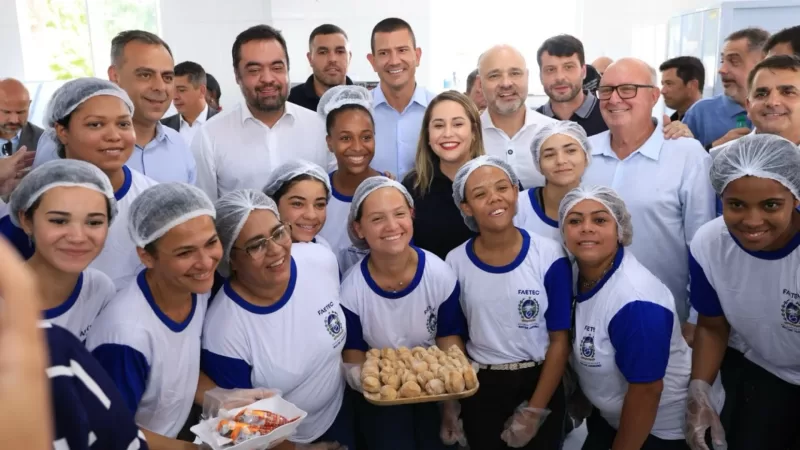 Castro inaugura Faetec em Araruama e elogia prefeita Daniela Soares: ‘jovem educadora’
