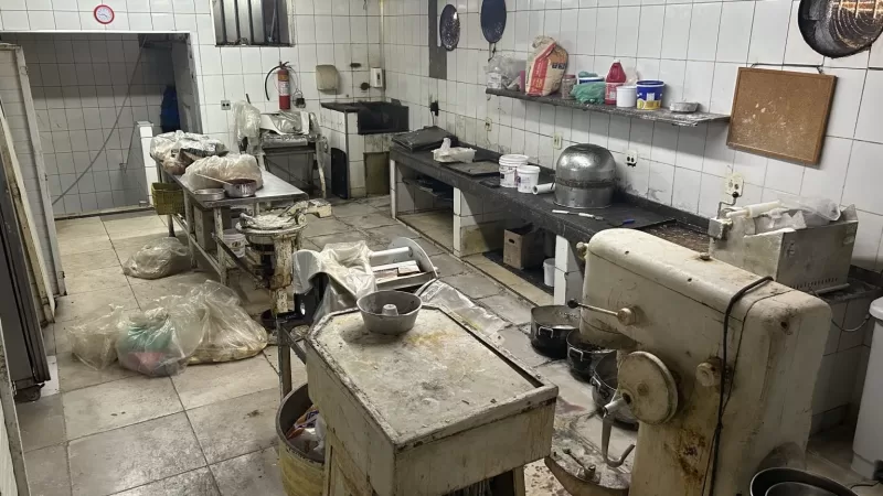 Padaria é interditada em Bonsucesso após fiscalização encontrar 356 quilos de alimentos impróprios