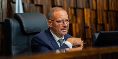 Projeto para proibir escolas de impedirem matrículas de alunos que usam fraldas avança na Alerj