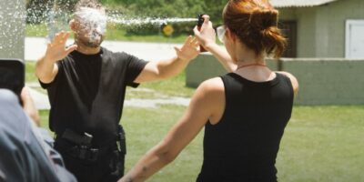 Elas reagem: Niterói sai na frente e libera spray de defesa pessoal para mulheres em farmácias