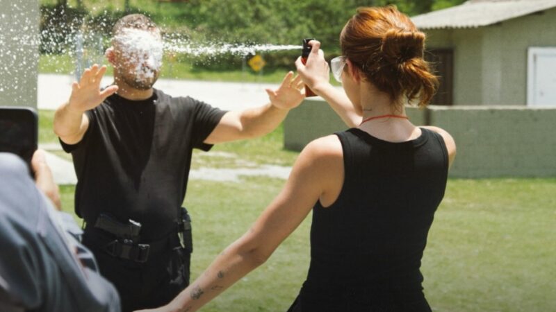 Elas reagem: Niterói sai na frente e libera spray de defesa pessoal para mulheres em farmácias