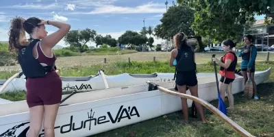Alunos de projeto com a prefeitura de Cabo Frio encaram primeiro campeonato de canoa havaiana em Búzios