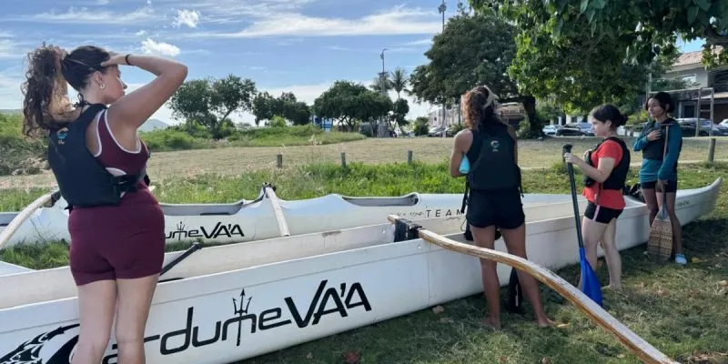 Alunos de projeto com a prefeitura de Cabo Frio encaram primeiro campeonato de canoa havaiana em Búzios