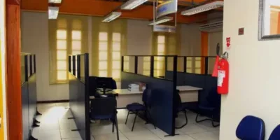 Delegacias do RJ ganham recepcionistas e policiais deixam funções de balcão