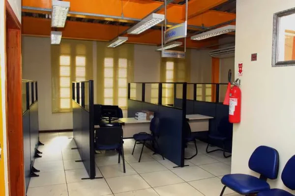 Delegacias do RJ ganham recepcionistas e policiais deixam funções de balcão