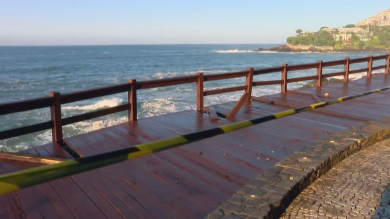 Mar engole mirante no Leblon e ressaca fecha área após estrago na estrutura
