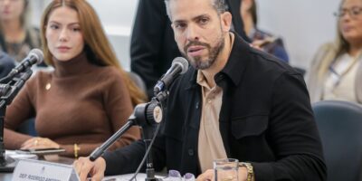 ‘Nosso sonho é que toda mulher tenha uma arma de fogo na cintura’, diz Amorim após Alerj ampliar acesso a armas de choque
