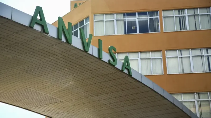 Anvisa manda recolher 374 mil garrafas de água Crystal após bactéria em lote