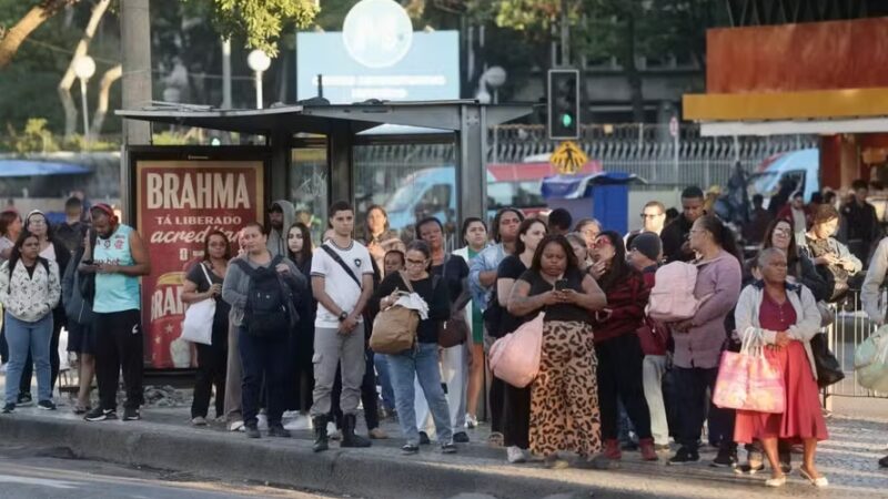 Greve trava ônibus no Rio: passageiros esperam desde 3h50 e frota fica abaixo do prometido