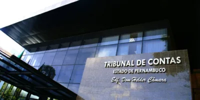 Recife: TCE vê rombo de R$ 16 milhões em contratos da Educação na gestão João Campos