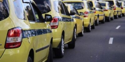 Táxi novo com menos burocracia: Prefeitura do Rio libera certidão rápida para motoristas acessarem crédito de R$ 30 bilhões