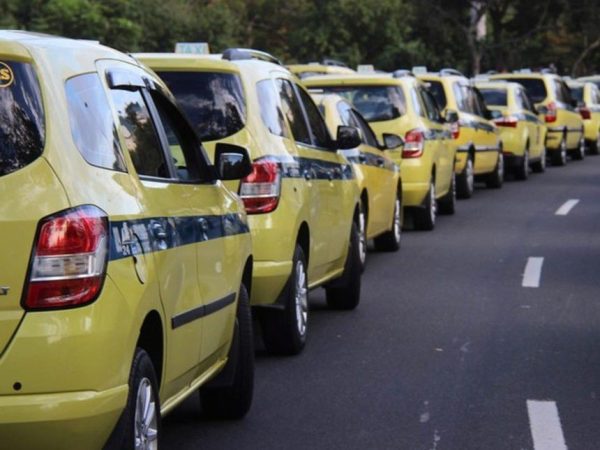 Táxi novo com menos burocracia: Prefeitura do Rio libera certidão rápida para motoristas acessarem crédito de R$ 30 bilhões