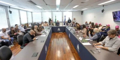 Tornozeleira rosa para agressores de mulheres avança na Alerj e vai ao plenário
