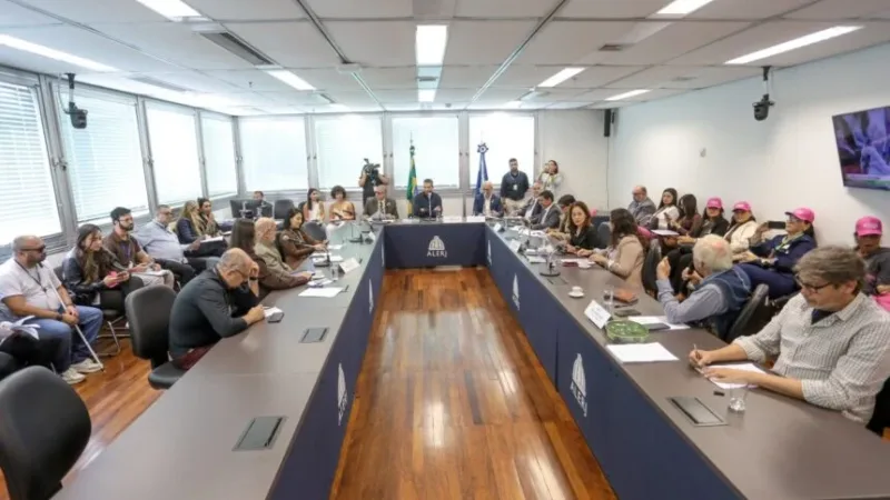 Tornozeleira rosa para agressores de mulheres avança na Alerj e vai ao plenário