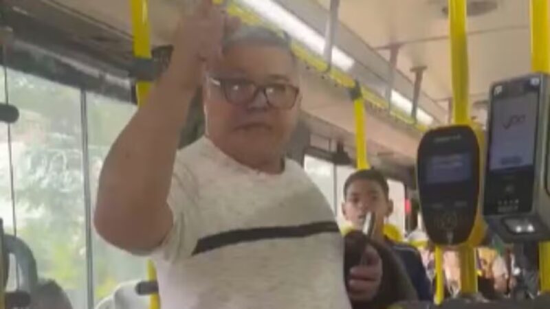 Todo racista é um frustrado: passageiro é expulso de ônibus após atacar motorista negra no Rio