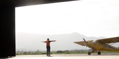 Maricá é a primeira cidade do país a financiar 100% da formação de pilotos e mecânicos de aeronaves para jovens