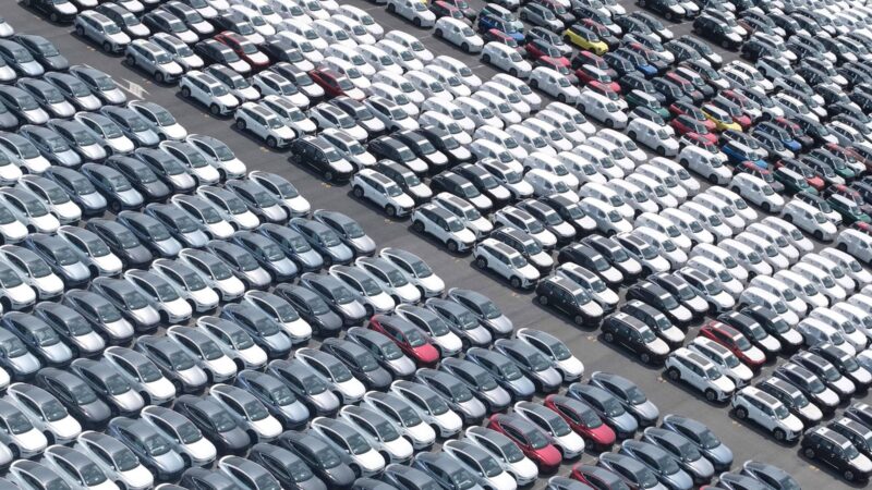 Vendas de carros chineses estão em alta em quase todos os lugares, exceto no próprio país