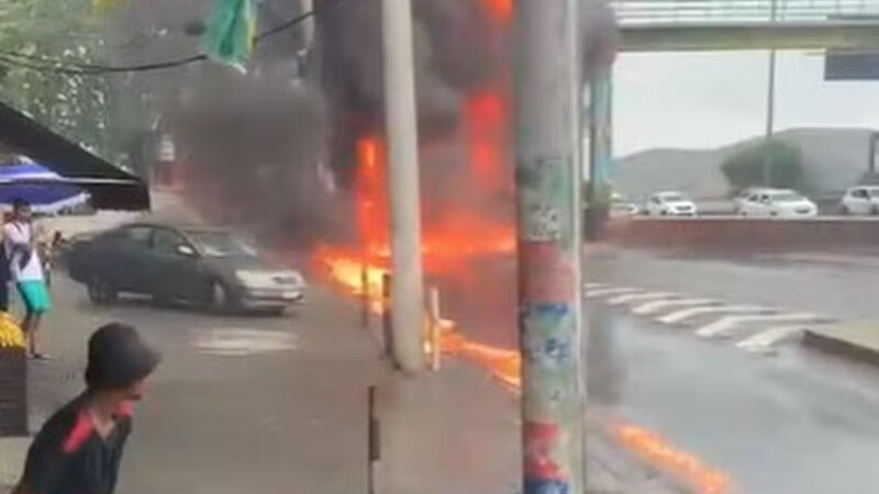 Terroristas fecham Avenida Brasil em reação à ocupação do Complexo de Israel