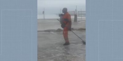 Gari enfrenta ressaca e salva cachorro arrastado pelo mar em Copacabana