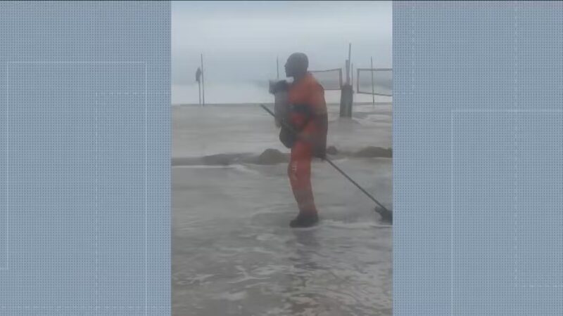 Gari enfrenta ressaca e salva cachorro arrastado pelo mar em Copacabana
