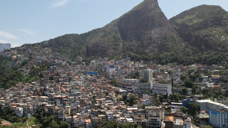 Água mais regular muda rotina nas áreas altas do Vidigal, no Rio