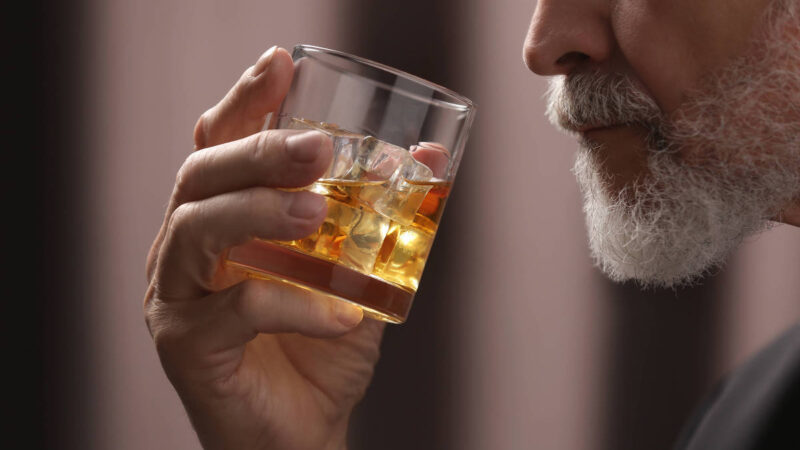 Álcool e demência: estudos derrubam ideia de que beber moderadamente protege o cérebro