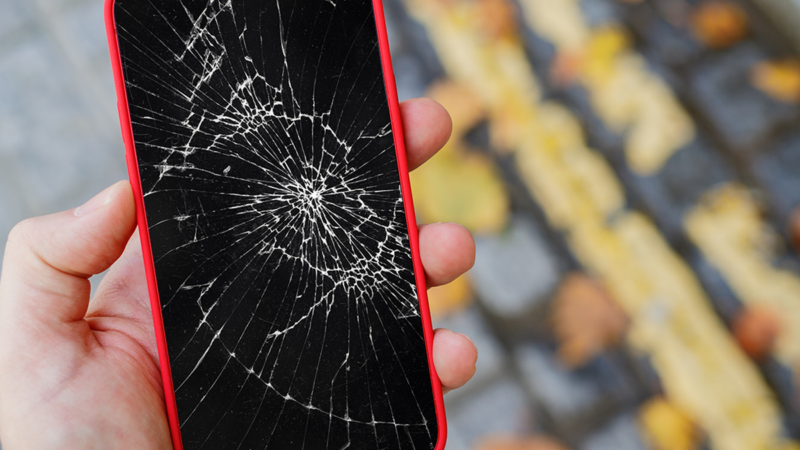 Brasileiro está tão endividado que até trocar de celular ficou difícil; Motorola prevê 3 milhões de aparelhos a menos em 2026