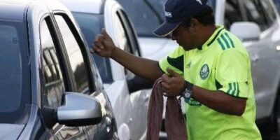 Motoristas pagam até R$ 40 a flanelinhas no Aterro do Flamengo e ainda são multados