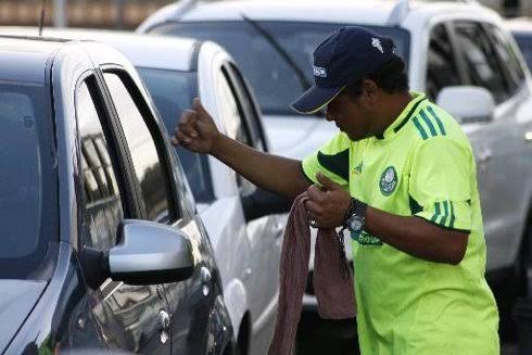 Motoristas pagam até R$ 40 a flanelinhas no Aterro do Flamengo e ainda são multados