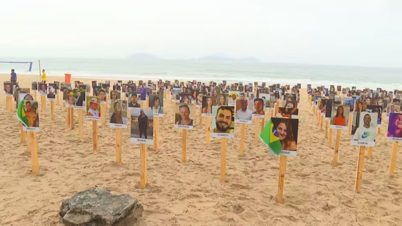 Ato em Ipanema lembra vítimas de ataque do Hamas a Israel, que completa três anos